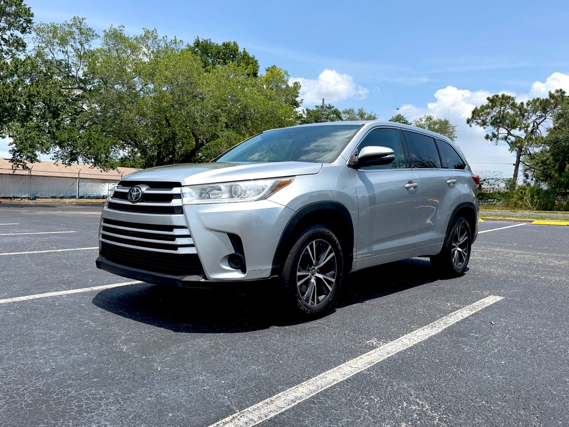 2017 Toyota Highlander LE - Photo 4