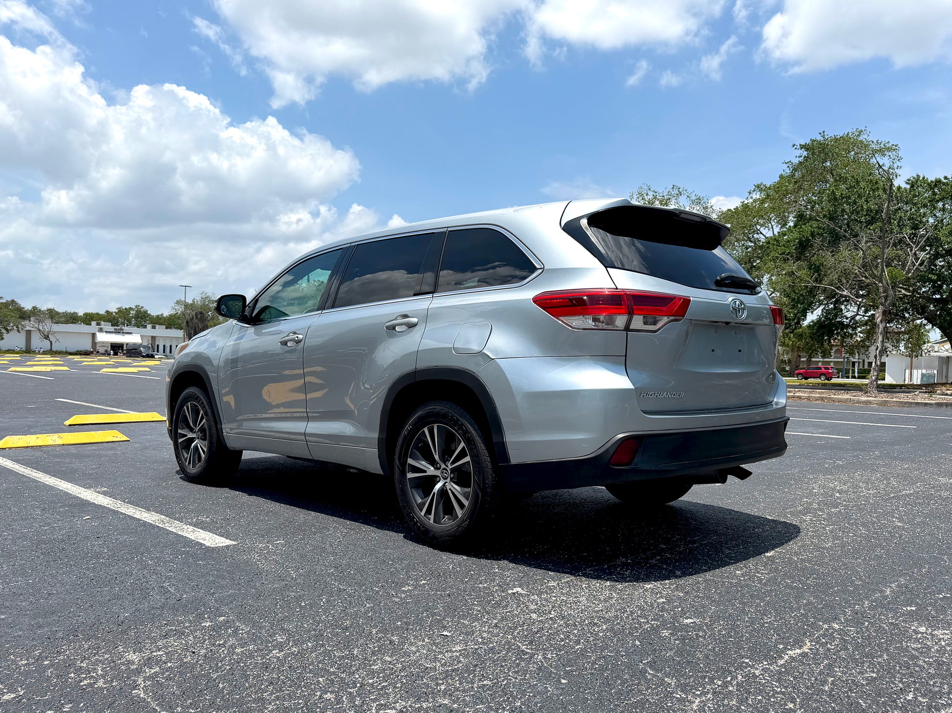 2017 Toyota Highlander LE - Photo 5
