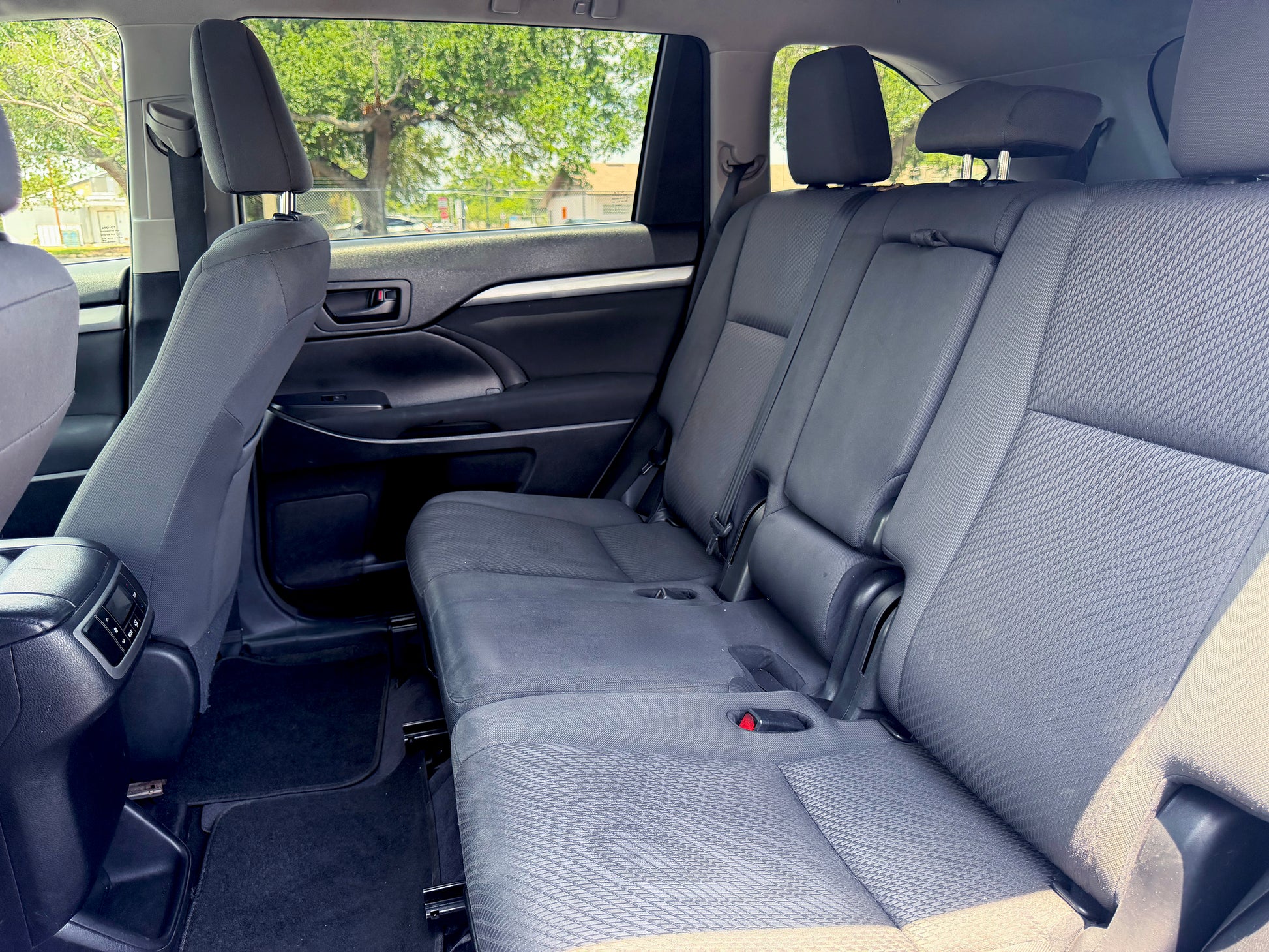 2017 Toyota Highlander LE - Photo 10